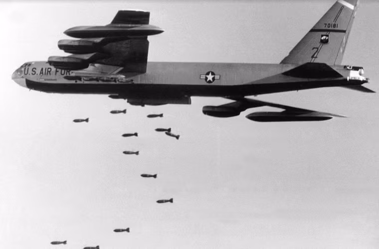 Máy bay B-52 của Không quân Mỹ dội bom dữ dội trên bầu trời gần Tây Ninh ngày 2/11/1965.