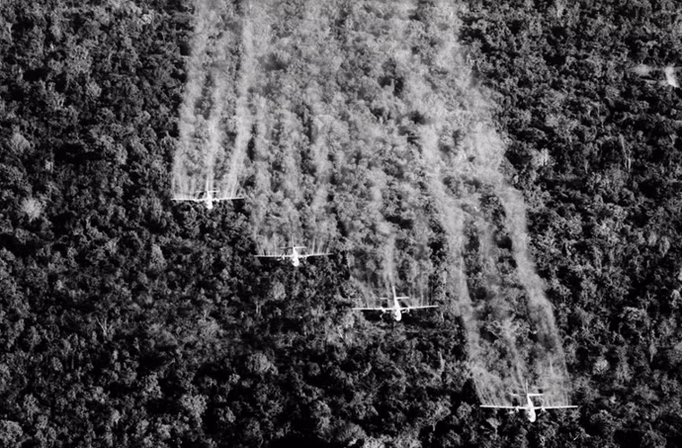 Bốn máy bay vận tải quân sự C-123 của Mỹ phun hóa chất xuống các cánh rừng ở Việt Nam tháng 9/1965. Vụ việc này nằm trong Chiến dịch Ranch Hand - hoạt động phun hóa chất khai quang của không quân Mỹ xuống Việt Nam từ năm 1962 - 1971. Đây là một trong những hình ảnh ghi dấu tội ác của Mỹ trong Chiến tranh Việt Nam mà vẫn gây ảnh hưởng nghiêm trọng đến cuộc sống ngày nay của người dân dải đất hình chữ S.