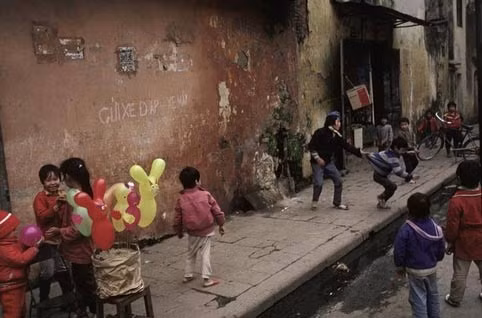 Trẻ em chơi đùa vui vẻ trên hè phố dịp Tết âm lịch.