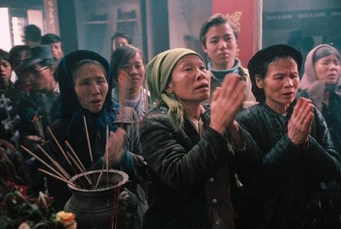 Người dân đi lễ chùa trong dịp Tết âm lịch.