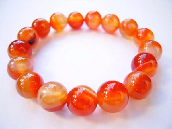 Loại đá quý hợp vận với người sinh ngày 4/4 là đá mã não và ngọc hồng lựu.