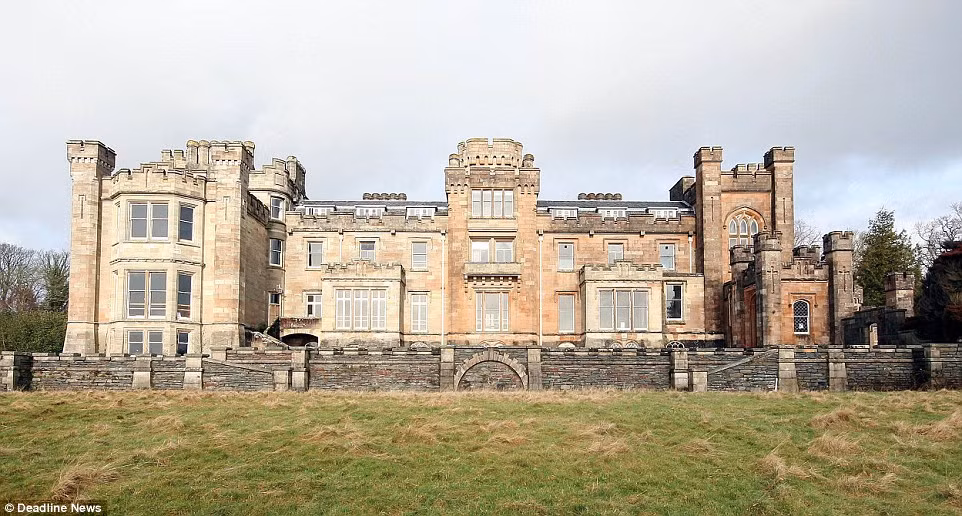 Hiện Castle Toward - lâu đài ở Scotland từng được quân đội Anh trưng dụng - được rao bán với giá 2,6 triệu USD (khoảng 57 tỷ đồng).