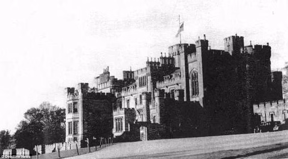 Được xây dựng vào thế kỷ 19, Castle Toward ở Scotland đã được quân đội Anh trưng dụng năm 1942. Nơi đây trở thành địa điểm huấn luyện lý tưởng cho hàng ngàn binh sĩ Anh.