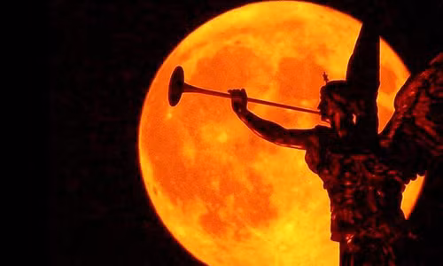 Theo một số tài liệu, người Trung Quốc cổ đại đã chứng kiến hiện tượng Mặt trăng máu từ năm 1000 TCN.