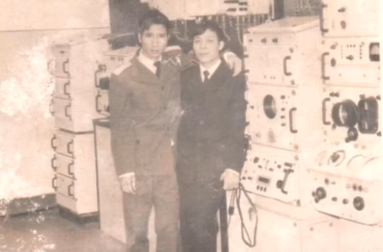 Tháng 3/1986, 55 thủy thủ Việt Nam chính thức được công nhân là thủy thủ tàu ngầm. Một sự kiện quan trọng trong quá trình xây dựng lực lượng tàu ngầm của Hải quân Nhân dân Việt Nam. Ảnh chụp tại phòng học hệ thống sonal GAX 100 và GAX 200. Thiết bị phía sau là máy đo môi trường truyền âm thanh trong biển. Nguồn ảnh: Zing.vn