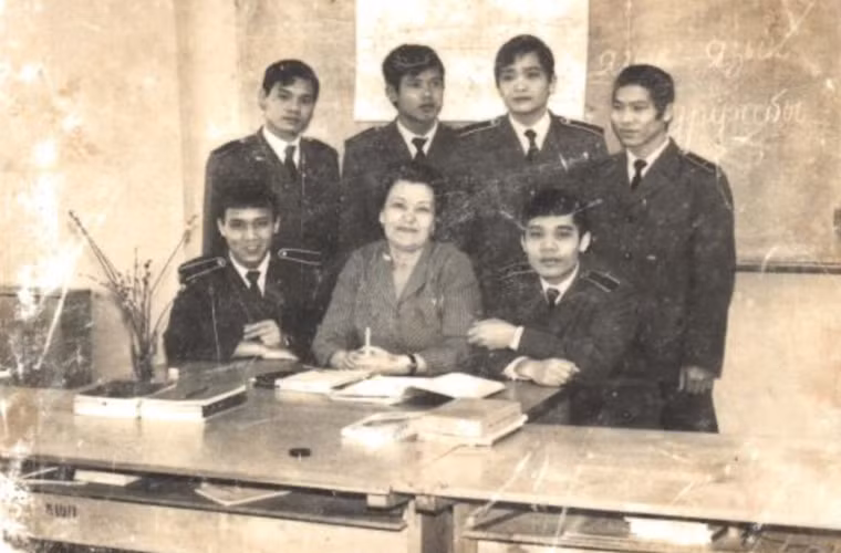 Tháng 7/1984, khung tàu ngầm thuộc Hải đội 182 lên đường đi học tại Trung tâm huấn luyện tàu ngầm tại Riga thuộc nước Cộng hòa Latvia (Liên Xô). Khi đó trong nước vẫn tiếp tục tuyển chọn khung tàu 2. Đến năm 1985, đội ngũ khung tàu thứ 2 cũng có mặt ở Riga tiếp tục công cuộc học tập. Nguồn ảnh: Zing.vn