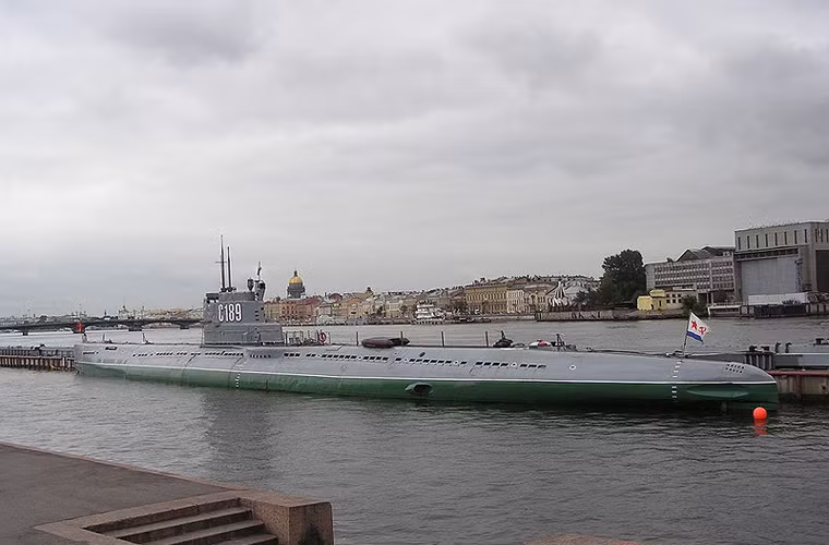 Tàu ngầm 613 có lượng giãn nước khi nổi 1.080 tấn và khi lặn lên tới 1.350 tấn, dài 76m, rộng 6,3-6,5m, mớn nước 4,9m. Nguồn ảnh: Wikipedia