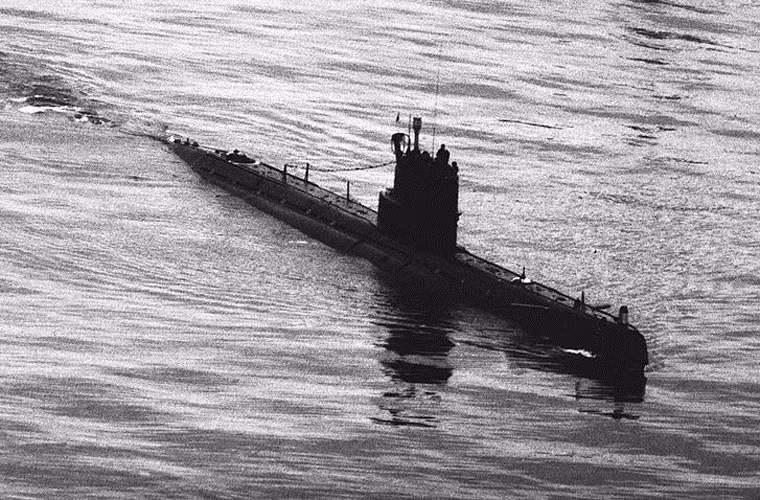 Tàu ngầm được trang bị nhiều loại động cơ gồm: hai động cơ diesel 37D công suất 1.350 mã lực/chiếc; hai động cơ điện PG-101 công suất 50 mã lực/chiếc và một động cơ điện PG-103 với hai chân vịt. Khi nổi, tàu ngầm dùng động cơ diesel với tốc độ tối đa đạt 18,3 hải lý/h, tầm hoạt động tối đa đến 13.000m, tuy nhiên khi lặn với động cơ điện thì tầm hoạt động chỉ khoảng 500-600km. Độ sâu khi hoạt động của tàu là 170m, tối đa đến 200m, dự trữ hành trình 30-45 ngày. Nguồn ảnh: Wikipedia