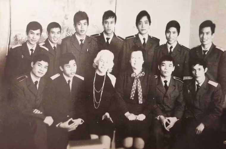 Theo Zing.vn, tháng 6/1984, Tư lệnh Hải quân Nhân dân Việt Nam - Chuẩn Đô đốc Giáp Văn Cương ký quyết định thành lập Hải đội tàu ngầm đầu tiên của Hải quân nhân dân Việt Nam với phiên hiệu là Hải đội 182 trực thuộc Bộ tư lệnh Hải quân với ba thành phần: Cơ quan Hải đội, Khung tàu ngầm 1, Trạm nổi. Nguồn ảnh: Zing.vn