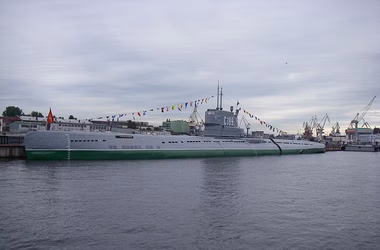 Tàu ngầm 613 mà Liên Xô dự định cung cấp cho Việt Nam thời bấy giờ có tên đầy đủ là tàu ngầm Project 613 (Đề án 613) được Liên Xô chế tạo trong giai đoạn 1949-1958 với số lượng tổng cộng 236 chiếc gồm nhiều phiên bản. Trong ảnh, tàu ngầm Project 613 tại Bảo tàng Saint Petersburg. Nguồn ảnh: Wikipedia