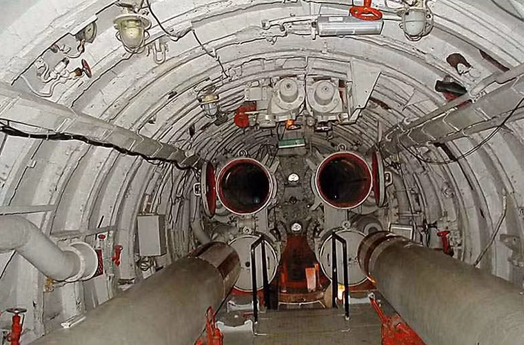 Về hỏa lực, tàu ngầm 613 cũng chịu ảnh hưởng sâu sắc tàu ngầm U-boat với hai hệ thống ngư lôi được bố trí ở đầu và đuôi tàu. Trong ảnh là khoang ngư lôi chật hẹp ở đầu tàu với 4 ống phóng cỡ 533mm. Nguồn ảnh: Wikipedia