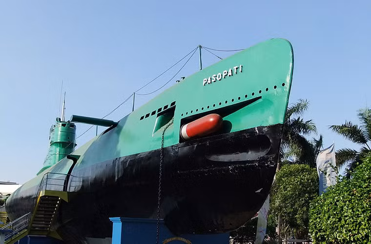 Đáng chú ý, trước khi Việt Nam được Liên Xô đồng ý trang bị hai tàu ngầm 613, Indonesia đã trở thành quốc gia đầu tiên ở Đông Nam Á mua loại tàu ngầm này với số lượng đến 12 chiếc từ những năm 1950. Hầu hết, các tàu ngầm này bị loại biên chế trong giai đoạn 1970-1980. Trong ảnh, tàu ngầm 613 mang tên Pasopati của Hải quân Indonesia.Nguồn ảnh: Wikipedia