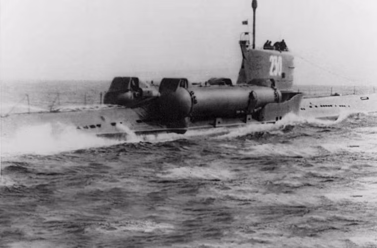 Sau này, Liên Xô còn tiếp tục cải tiến hỏa lực tàu ngầm 613 với việc trang bị hệ thống tên lửa hành trình P-5 (NATO gọi là SS-N-3 Shaddock) bố trí dọc hai bên thân tàu. Khi bắn, đòi hỏi tàu ngầm phải nổi lên mặt nước - rất nguy hiểm nhưng đổi lại tầm phóng tên lửa lên tới 400-500km, nằm ngoài tầm với hệ thống săn ngầm đối phương lúc bấy giờ. Lớp tàu ngầm này sau được định danh là Project 644. Nguồn ảnh: Wikipedia