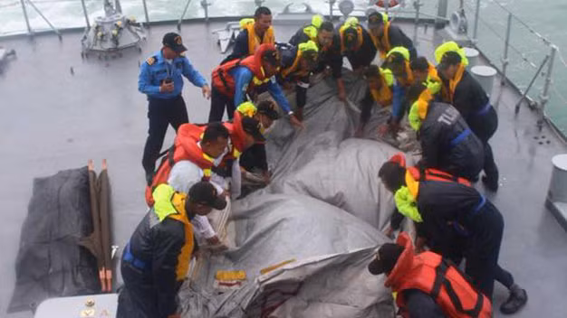 Bức ảnh chụp các thành viên lực lượng Hải quân Malaysia đang xem xét chiếc phao trượt khẩn cấp của máy bay Air Asia đăng trên Twitter.