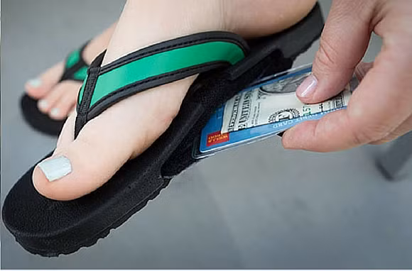 Sắm cho mình một đôi dép có chỗ cất tiền và các loại thẻ như thế này là một ý tưởng hay.