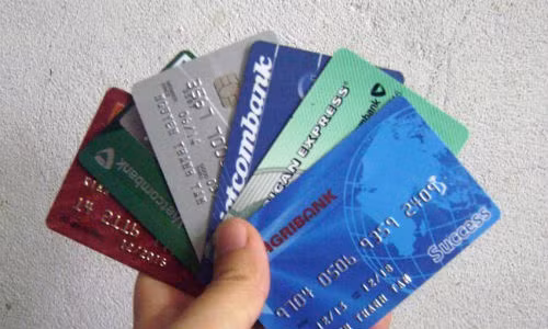 Sử dụng các loại thẻ giữ tiền như ATM, thẻ tín dụng là một trong những cách giữ tiền an toàn khi đi du lịch được nhiều du khách ưa chuộng.