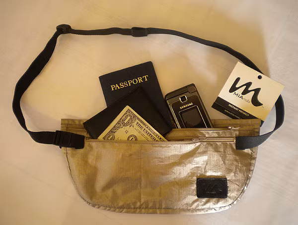 Phân chia tiền trên khắp cơ thể và túi xách cũng là cách đề phòng nạn móc túi có thể lấy sạch toàn bộ tiền của bạn chỉ trong một lần.