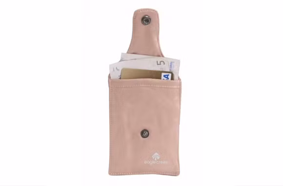 Với phụ nữ, nhét tiền trong túi áo ngực cũng là một cách giữ tiền an toàn.