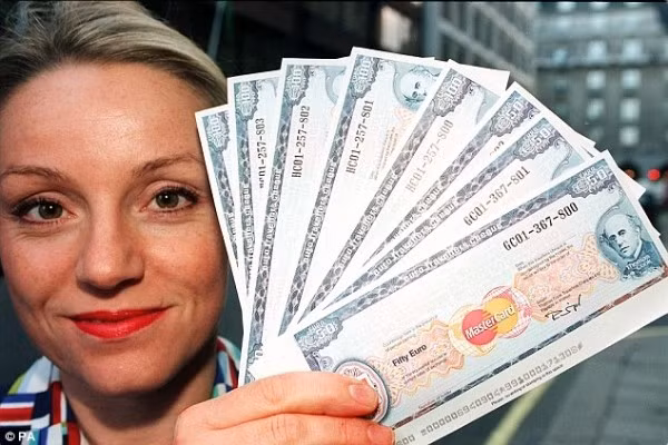 Ngoài ra, du khách cũng có thể sử dụng séc để thanh toán các dịch vụ khi không có tiền mặt.