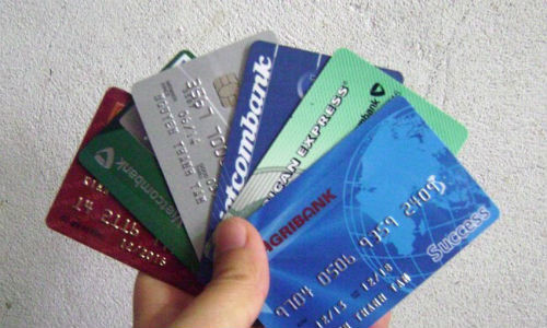 Sử dụng các loại thẻ giữ tiền như ATM, thẻ tín dụng là một trong những cách giữ tiền an toàn khi đi du lịch được nhiều du khách ưa chuộng.