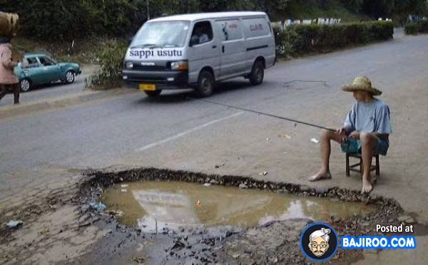 Liệu cậu bé này có câu được cá ở đây?