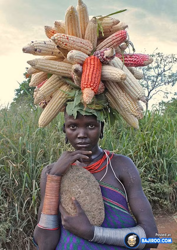 Đội hàng chục bắp ngô trên đầu như thế này là một trong những hình ảnh độc đáo chỉ thấy ở Châu Phi.