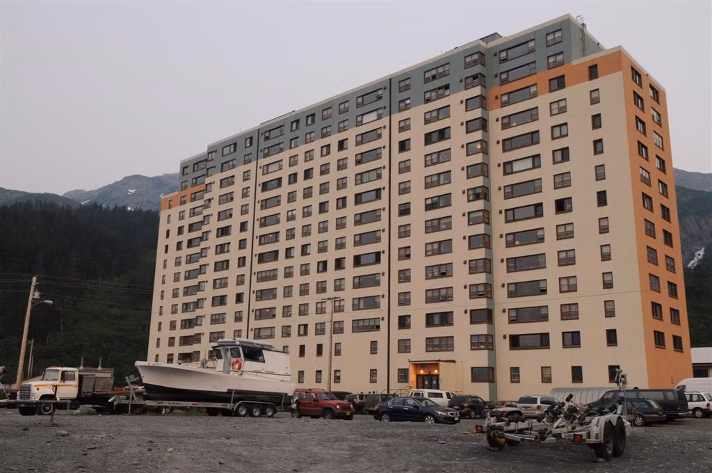 Hầu hết 200 cư dân của Whittier, Alaska (Mỹ) sống trong một tòa chung cư 14 tầng mang tên Begich Towers bên ngoài thị trấn. Ngoài căn hộ để ở, tòa chung cư này còn có đồn cảnh sát, trạm y tế...