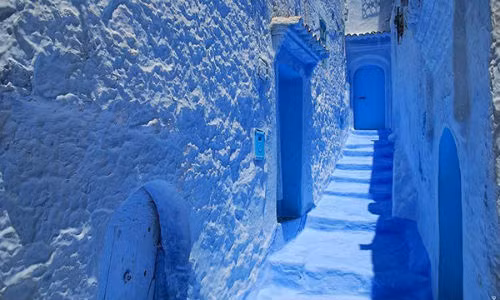 Nằm ở phía Đông Bắc của Ma rốc, toàn bộ ngôi nhà và đường phố ở thị trấn Moroccan đều được sơn màu xanh.