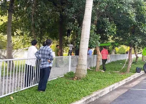 Nguoi dan ong treo co trong khuon vien san bay Tan Son Nhat