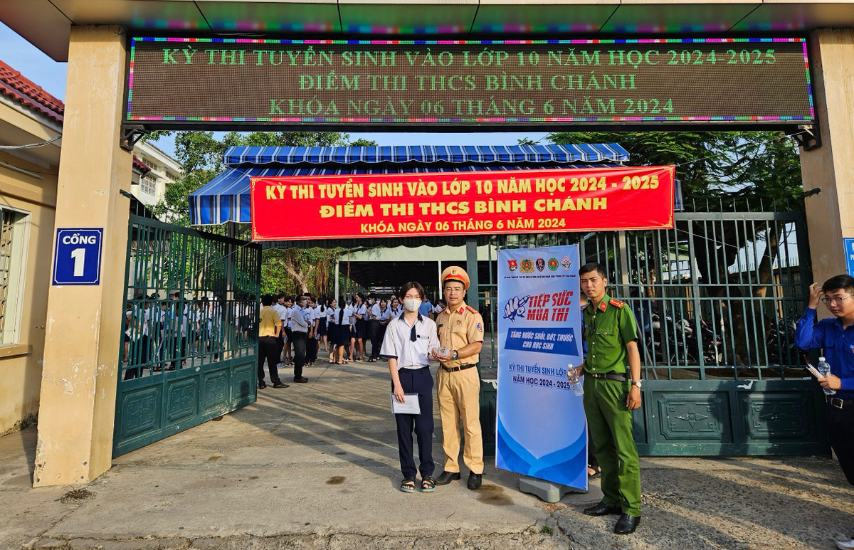 “Lường trước được việc không ít thí sinh sẽ quên bút, thước… nên chúng tôi luôn chuẩn bị sẵn để hỗ trợ các em. Thực tế là trong buổi thi môn đầu tiên sáng nay, CSGT đã kịp thời hỗ trợ bút, thước cho hàng chục thí sinh”, Đại uý Phan Thành Nghĩa, cán bộ Trạm CSGT Tân Túc chia sẻ.