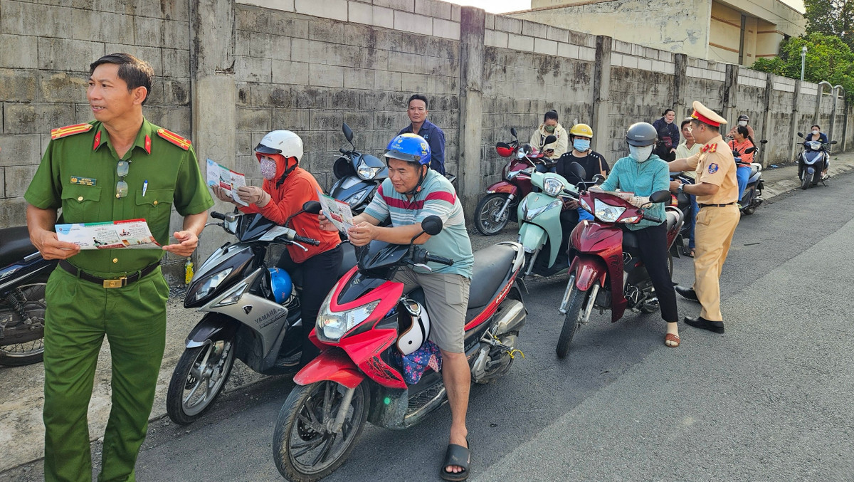 Từ sáng sớm, hàng trăm phụ huynh đã đưa con em đến điểm thi trường THCS Bình Chánh (xã Bình Chánh) để dự thi.