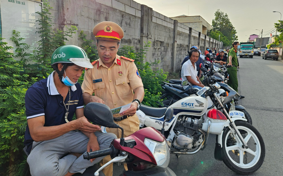 CSGT còn tranh thủ phát tờ rơi, tuyên truyền an toàn giao thông đến các bậc phụ huynh.