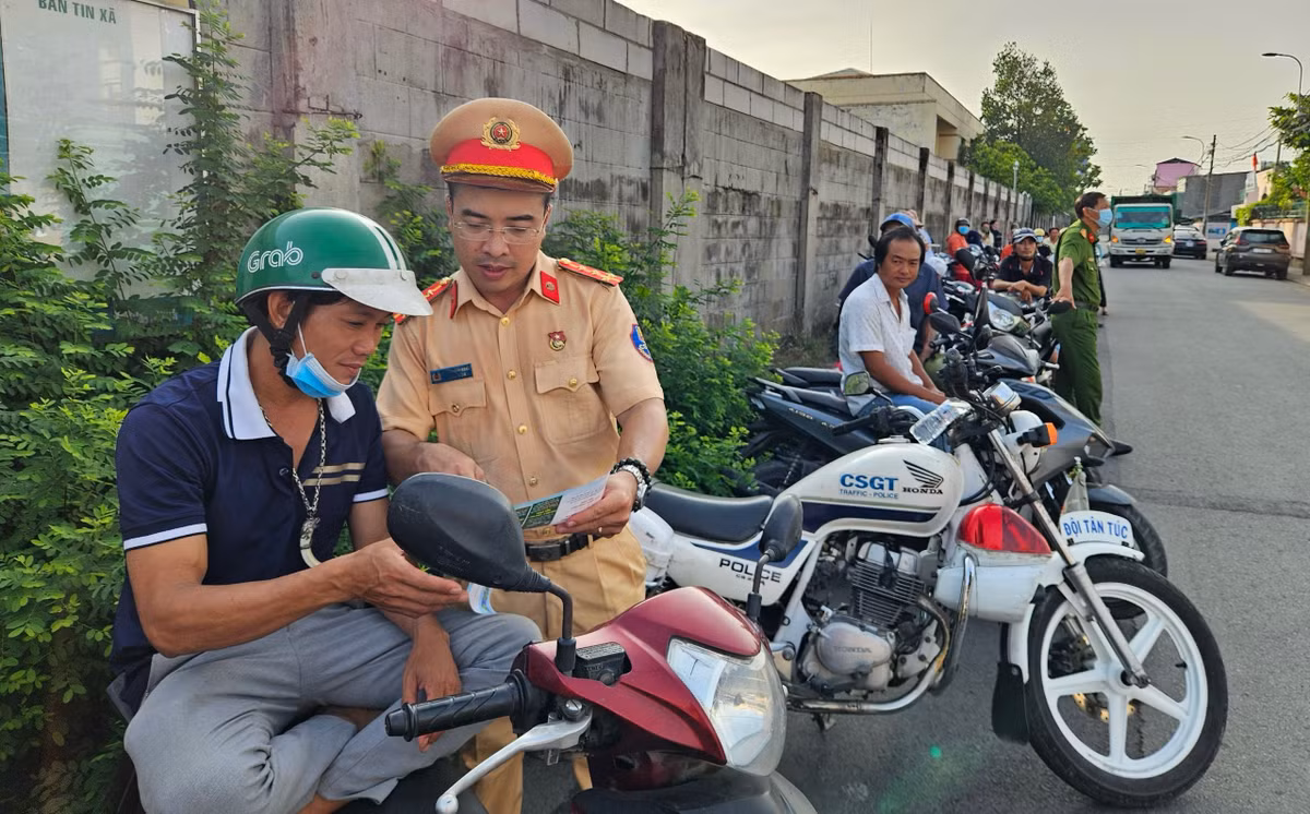 CSGT còn tranh thủ phát tờ rơi, tuyên truyền an toàn giao thông đến các bậc phụ huynh.