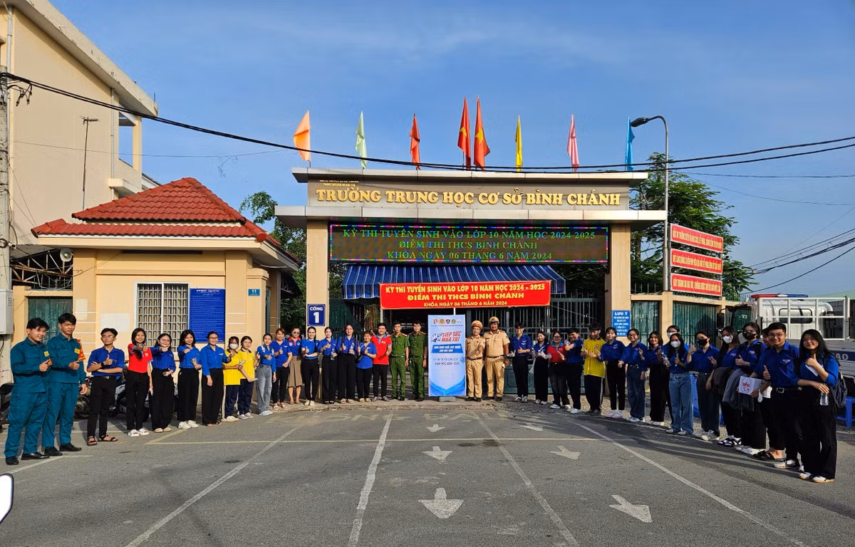 Luôn đồng hành với các thí sinh trong tất cả các kỳ thi trên địa bàn huyện Bình Chánh, Chi đoàn Trạm CSGT Tân Túc (Phòng CSGT (PC08) Công an TP HCM) đã phối hợp với Công an xã, đoàn xã Bình Chánh và Đoàn trường THPT Bình Chánh thực hiện chương trình “Tiếp sức mùa thi” để hỗ trợ, giúp đỡ và kịp thời can thiệp những tình huống xảy ra để các thí sinh thực hiện tốt nhất kỳ thi.