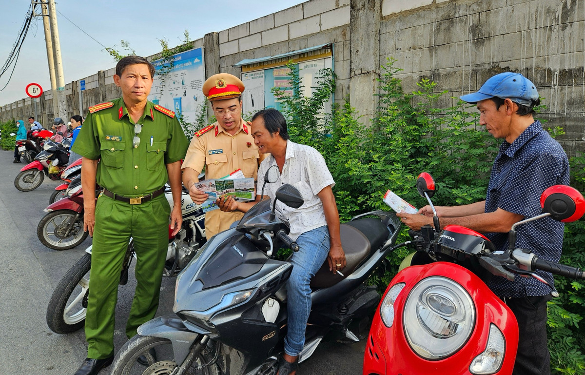 Lực lượng CSGT Trạm Tân Túc đã tổ chức phân luồng, hướng dẫn phụ huynh nơi đỗ xe an toàn và phát hơn 700 chai nước suối “tiếp sức” các bậc phụ huynh cũng căng thẳng không kém chờ đợi con em mình “vượt vũ môn”.