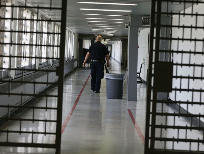 Thị trưởng thành phố New York Bill de Blasio lần đầu tiên nói về kế hoạch đóng cửa nhà tù Rikers Island là vào năm 2017. “Thời kỳ giam giữ hàng loạt đã kết thúc”, ông Blasio nói.