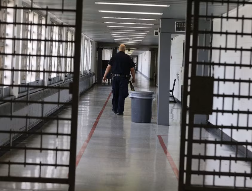 Thị trưởng thành phố New York Bill de Blasio lần đầu tiên nói về kế hoạch đóng cửa nhà tù Rikers Island là vào năm 2017. “Thời kỳ giam giữ hàng loạt đã kết thúc”, ông Blasio nói.