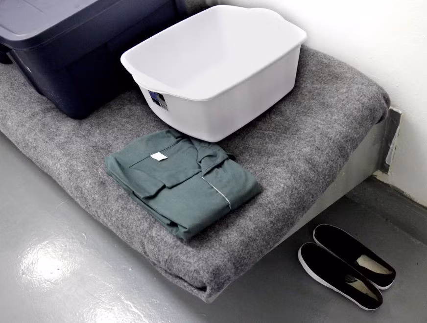 Đây là những vật dụng cho tù nhân mới đến tại Khu giam giữ Brooklyn. Nhà tù nói trên đã được mở lại vào năm 2012 để giảm bớt gánh nặng cho nhà tù Rikers Island.