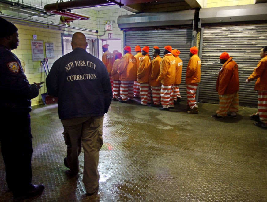 Một nhóm tù nhân rời khỏi tiệm bánh trong nhà tù sau khi ăn sáng xong.l