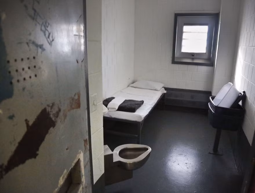 Một phòng giam biệt giam trong nhà tù. Trước sự hối thúc của Thống đốc đảng Dân chủ Andrew Cuomo, tiểu bang New York đã tuyên bố vài năm trước rằng họ sẽ áp dụng các tiêu chuẩn mới cho việc biệt giam.