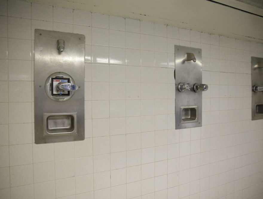 Những người chỉ trích kế hoạch thay thế khu phức hợp nhà tù Rikers Island bằng các nhà tù nhỏ hơn nói rằng tiền nên được chi cho việc chống lại các nguyên nhân của tội phạm.