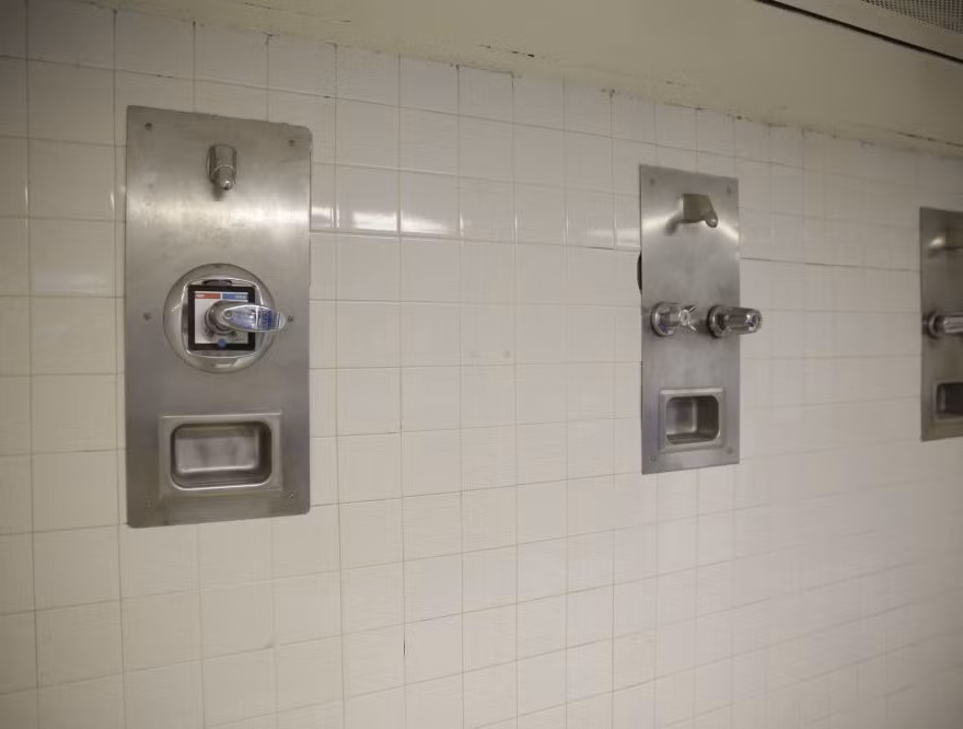 Những người chỉ trích kế hoạch thay thế khu phức hợp nhà tù Rikers Island bằng các nhà tù nhỏ hơn nói rằng tiền nên được chi cho việc chống lại các nguyên nhân của tội phạm.