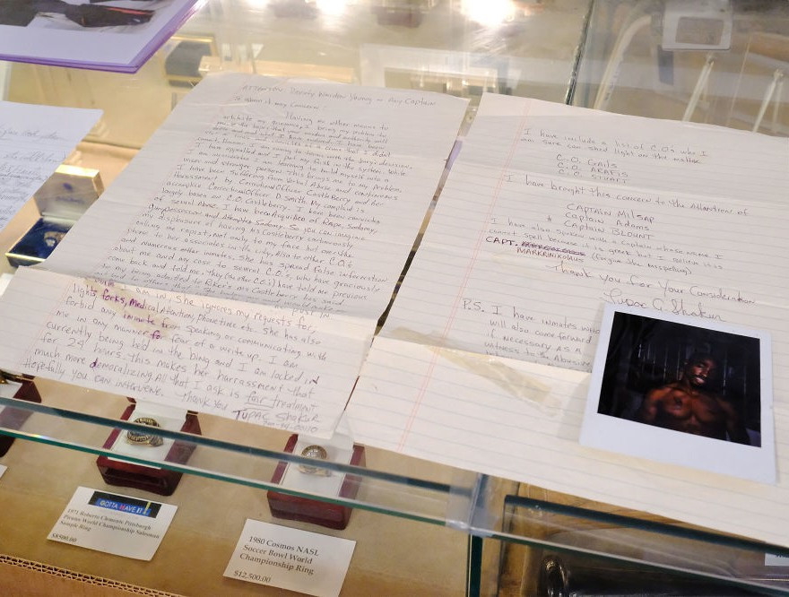 Một lá thư viết tay gồm 2 trang và ký tên Tupac Shakur. Shakur đã bị kết án tù về tội tấn công tình dục vào năm 1995.