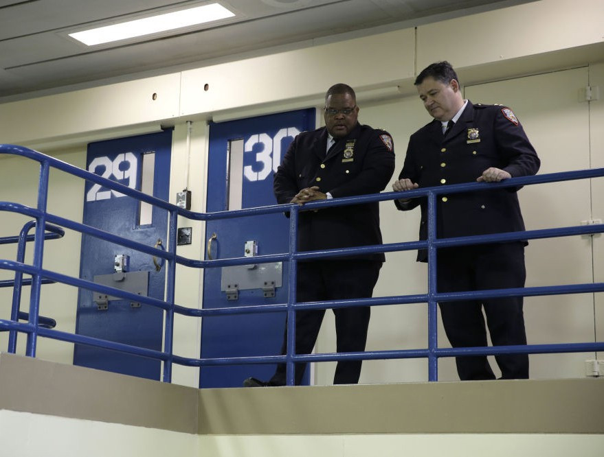 Các luật sư đã kêu gọi đóng cửa nhà tù Rikers Island, với lý do tuổi thọ của công trình và các vụ bạo lực thường xuyên đối với cả tù nhân và lính canh.