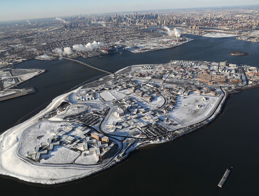 Quang cảnh nhà tù Rikers Island. Nhà tù này dự kiến sẽ đóng cửa vào năm 2026.