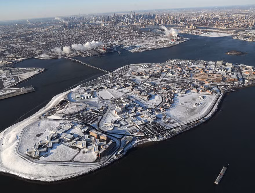 Quang cảnh nhà tù Rikers Island. Nhà tù này dự kiến sẽ đóng cửa vào năm 2026.