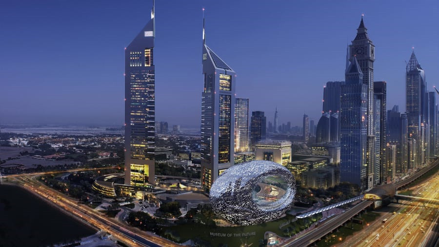 Bảo tàng Tương ở Dubai lai đang trong quá trình thi công. Để xây dựng tòa nhà có cấu trúc độc đáo này, người ta phải sử dụng công cụ gia công điều khiển bằng máy tính để cắt hàng nghìn khối thép tam giác, hơn 1.000 khuôn hỗ trợ hệ thống sợi thủy tinh trên mặt tiền. Việc xây dựng bề mặt bên ngoài trơn mịn, liền mạch, cũng như thân thiện với môi trường, là công việc thử thách sức sáng tạo của các kỹ sư. Ảnh: CNN.