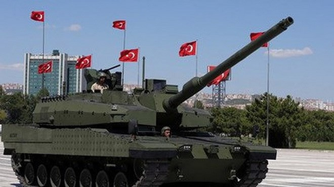 Nguyên mẫu xe tăng Altay đầu tiên ra mắt vào năm 2011, do có sự hợp tác phát triển với Rheinmetall của Đức và Huyndai của Hàn Quốc nên chiếc xe tăng này có phần nào đó mang dáng dấp Leopard 2 và K2 Black Panther.