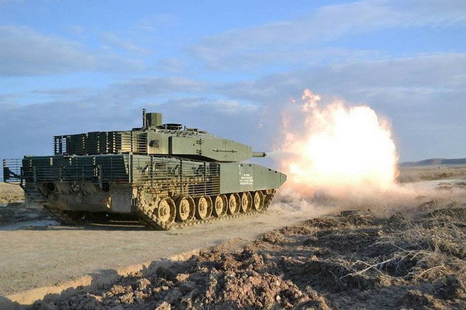 Do thân xe tăng Altay khá dài với 7 bánh dẫn động mỗi bên nên cho phép lắp đặt động cơ công suất lớn và giáp bảo vệ tốt hơn.