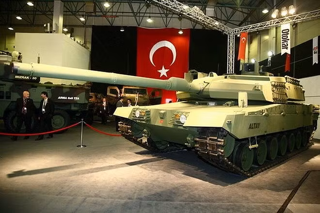 Động cơ của xe tăng Altay là loại đa nhiên liệu MTU 883 công suất 1.500 mã lực do Đức sản xuất, cho tốc độ tối đa 70 km/h trên đường tốt, tầm hoạt động 500 km.